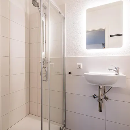 Apartment Basis 8 *