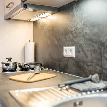 Apartment Basis 8 *